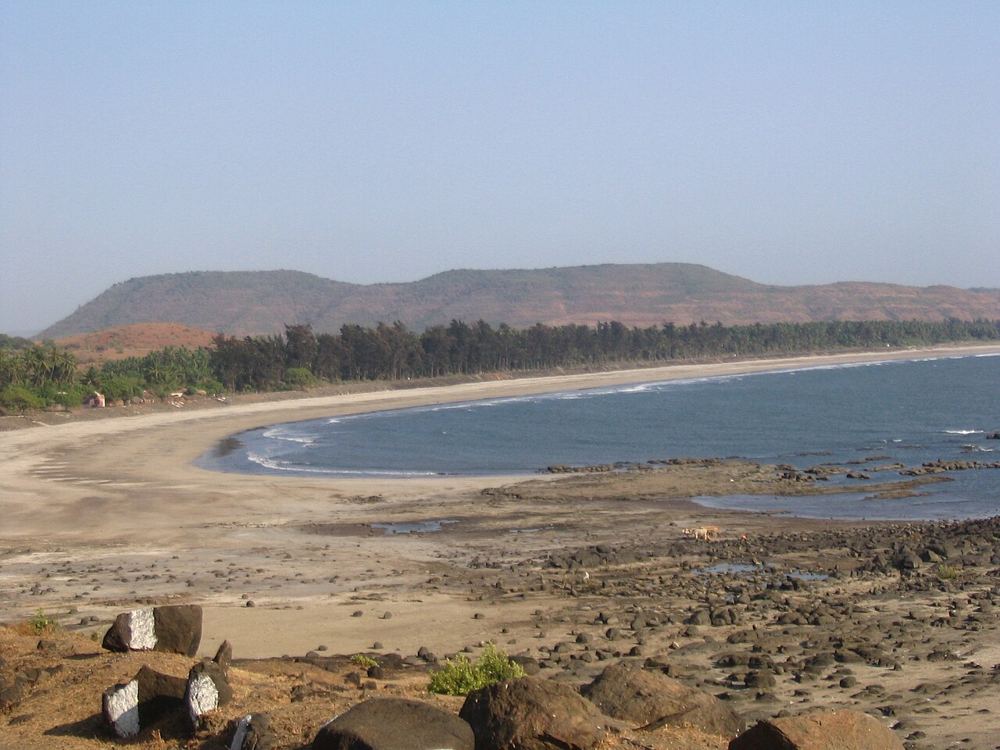 The curved beach at Shrivardhan