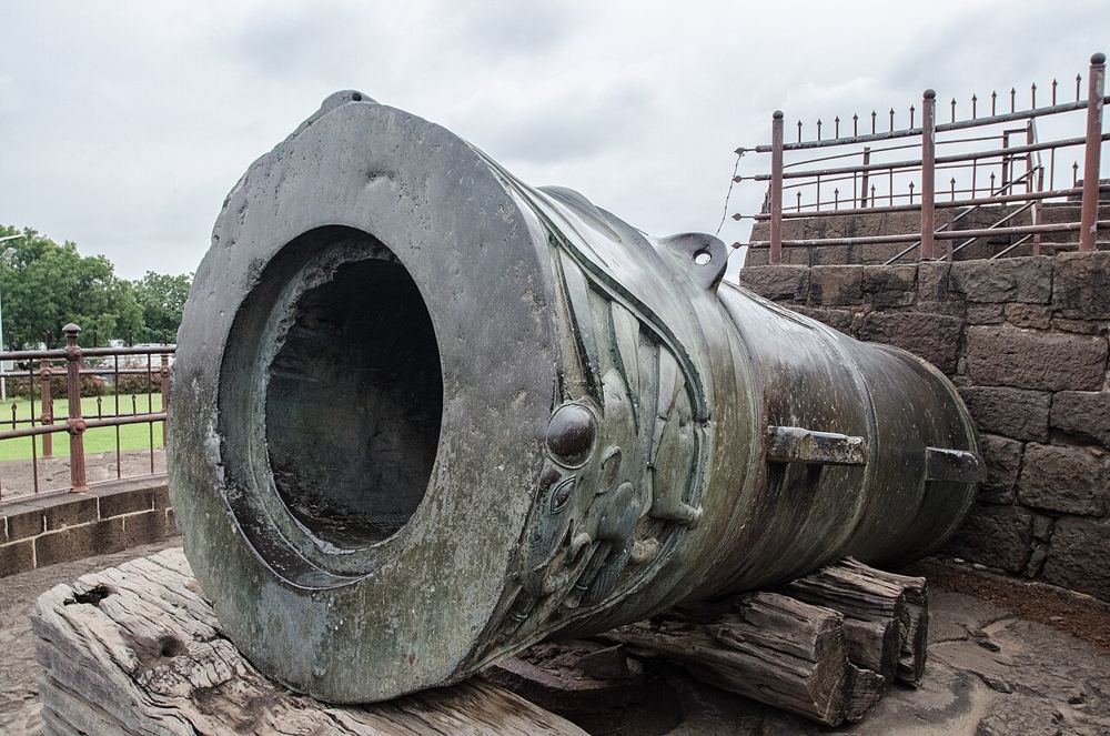 The mouth of the Malik-e-Maidan cannon